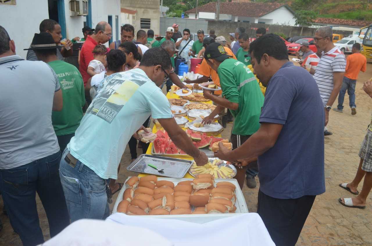 Camacã: Funcionário recebe Placa de Reconhecimento pelos 40 anos de serviço prestados a prefeitura
